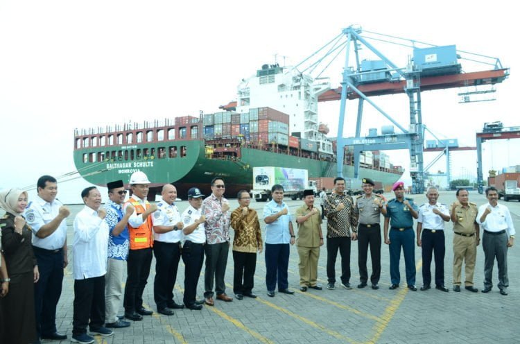 KAPAL BALTHASAR SCHULTER. Wali Kota Bandar Lampung Herman HN bersama Senior Vice President Pelayanan Terminal PT Pelabuhan Indonesia II (Persero) David P Sirait, Direktur Utama IPC Terminal Peti Kemas M Adji, dan Country Manager Sealand Joshua saat berfoto dengan latar belakang kapal peti kemas MV Balthasar Schulter di terminal peti kemas Pelabuhan Panjang, Bandar Lampung, Selasa (26/3).LAMPUNG POST/HENDRIVAN GUMALA