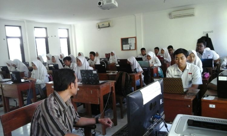 Mendikbud Pantau UNBK SMA Hari Pertama