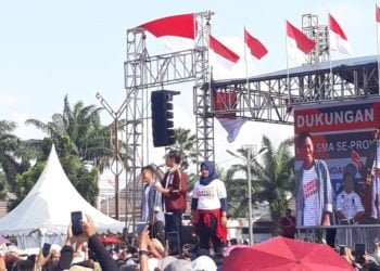 Capres 01 Jokowi saat pidato politik dalam deklarasi Alumni Perguruan Tinggi dan Sekolah Menengah Atas di lapangan PKOR Way Halim, Bandar Lampung, Jumat (8/3). LAMPUNG POST/TRIYADI ISWORO