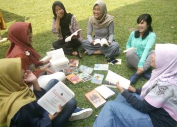 TUKAR BACAAN. Komunitas Tukar Baca Lampung aktif mengadakan kegiatan saling menukar buku bacaan antarangotanya.