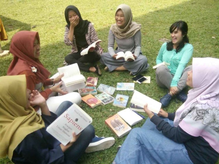 TUKAR BACAAN. Komunitas Tukar Baca Lampung aktif mengadakan kegiatan saling menukar buku bacaan antarangotanya.