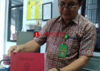 Tampak seorang pegawai sekertariat pidana PN Kotabumi, Lampung Utara menunjukan salina putusan Makamah Agung (MA) menolak permohonan kasasi JPU Kejasaan Negeri setempat, Kamis (28/3/2019). Hari S
