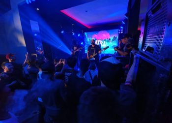 HIBUR WARGA. Grup band NTRL menghibur warga Bandar Lampung di Nudi Cafe, Jalan Gatot Subroto No. 16, Pahoman, Enggal, Bandar Lampung, beberapa waktu lalu.n LAMPUNG POST/IKHSAN DWI NUR SATRIO