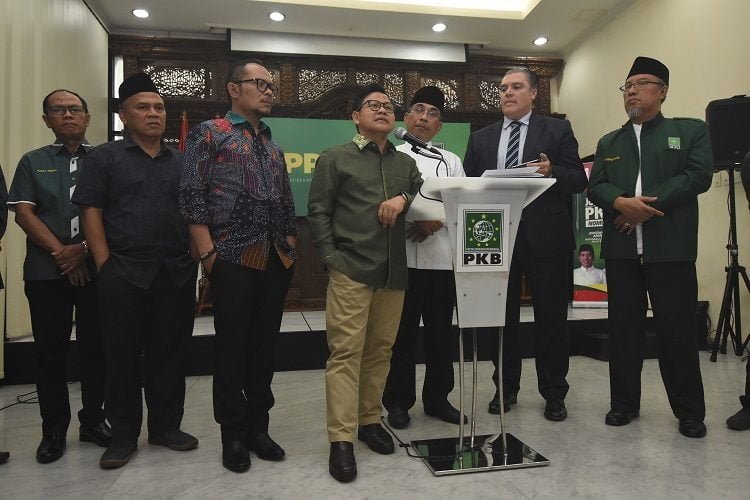 Ketua Umum Partai Kebangkitan Bangsa (PKB) Muhaimin Iskandar (tengah) didampingi Sekjen PKB Hanif Dhakiri (ketiga kiri) memberikan keterangan saat menerima kunjungan General Coordinator Centrist Democrat International (CDI) for Asia Paciific Cesar Rossello (kedua kanan) di kantor DPP PKB, Jakarta, Jumat (22/3/2019). Dengan kunjungan Executive Committee Centrist Democrat International (CDI) itu, secara resmi PKB bergabung dengan organisasi politik lintas dunia tersebut. ANTARA FOTO/Indrianto Eko Suwarso/aww.