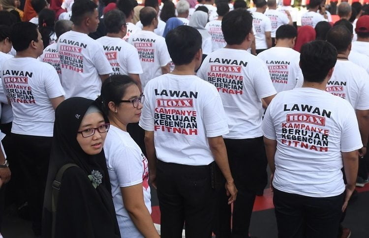 Sejumlah Aparatur Sipil Negara (ASN) mengenakan kaos bertuliskan ajakan untuk melawan hoaks saat apel di Kemendagri, Jakarta, Jumat (22/3/2019). Kegiatan itu bertujuan untuk memberantas penyebaran hoaks yang dapat memecah belah bangsa menjelang Pemilu 2019. ANTARA FOTO/Akbar Nugroho Gumay/aww.