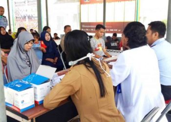 PERIKSA TBC. Pengunjung dan keluarga binaan di Lapas Gunungsugih, Lampung Tengah mengikuti pemeriksaan TBC di Lapas setempat, beberapa waktu lalu. Pemeriksaan tersebut dilakukan menyambut hari TBC sedunia yang jatuh pada 24 Maret. n LAMPUNG POST/ DOK LP GUNUNG SUGIH