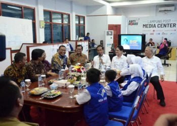 KUNJUNGAN JOKOWI KE LAMPUNG POST. Presiden Joko Widodo (tiga kanan) bersama Ibu Negara Iriana Joko Widodo (dua kanan), Sekretaris Kabinet Pramono Anung (empat kanan), Menteri PUPR Basuki Hadimuljono (kanan) berada di News Room Lampung Post saat menyambangi kantor Surat Kabar Harian Umum Lampung Post, Jumat (8/3). Pada kesempatan tersebut Presiden Joko Widodo disambut Pemimpin Redaksi Lampung Post Iskandar Zulkarnain (empat kiri), Pemimpin Perusahaan Lampung Post Prianto A Suryono (tiga kiri), dan Dewan Redaksi Media Grup Djadjat Sudradjat (dua kiri).
LAMPUNG POST/HENDRIVAN GUMALA
