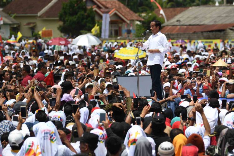 Capres  nomor urut 01 Joko Widodo menyapa pendukungnya ketika menghadiri deklarasi dukungan dari para petani dan nelayan Lampung di Lapangan Karangendah, Lampung Tengah, Lampung, Jumat (8/3/2019). Joko Widodo mengajak pendukungnya untuk tetap menjaga persatuan dan persaudaraan meski sedang ada tahapan pemilu.
ANTARA FOTO/Wahyu Putro A/nz.