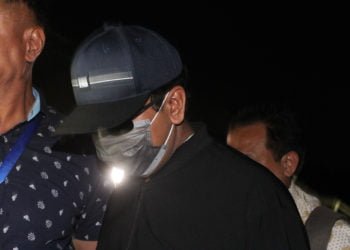 Ketua Umum Partai Persatuan Pembangunan (PPP) Romahurmuziy (mengenakan masker dan bertopi), digiring petugas saat tiba di Gedung KPK Merah Putih, Jakarta, Jumat (15/3/2019). Rommy bersama empat orang lainnya terjerat Operasi Tangkap Tangan (OTT) KPK di Hotel Bumi Surabaya, terkait transaksi jual-beli untuk pengisian jabatan di Kementerian Agama (Kemenag) untuk wilayah pusat dan daerah.  ANTARA FOTO/Reno Esnir