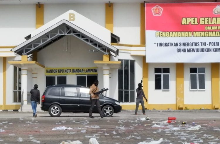 SIMULASI PENGAMANAN. Aparat keamanan melakukan simulasi pengamanan kota pada pelaksanaan Pilpres di PKOR Way Halim, Jumat (22/3). Kepolisian Daerah Lampung fokus terhadap penanganan hoaks dan politik identitas menjelang pelaksanaan tahapan Pilpres dan Pileg 2019.
LAMPUNG POST/IKHSAN DWI NUR SATRIO