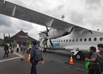 MENGOPTIMALKAN BANDARA RADIN INTEN II. Penumpang pesawat saat tiba di Bandara Radin Inten II Lampung Selatan beberapa waktu yang lalu. PT Angkasa Pura II (Persero) bersama Pemerintah Provinsi Lampung siap menjalin kerja sama guna mengoptimalkan pengelolaan Bandara Internasional Radin Inten II. LAMPUNG POST/IKHSAN DWI NUR SATRIO