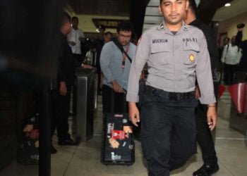 HASIL PENGGELEDAHAN DI KEMENAG. Petugas KPK didampingi aparat kepolisian membawa sejumlah koper seusai menggeledah Gedung Kementerian Agama di Jalan Lapangan Banteng Barat, Jakarta, Senin (18/3). Juru bicara KPK Febri Diansyah mengatakan petugas lembaga antirasuah pada penggeledahan kemarin mengamankan sejumlah dokumen dan uang dari ruangan Menteri Agama Lukman Hakim Saifuddin.
MI/ROMMY PUJIANTO