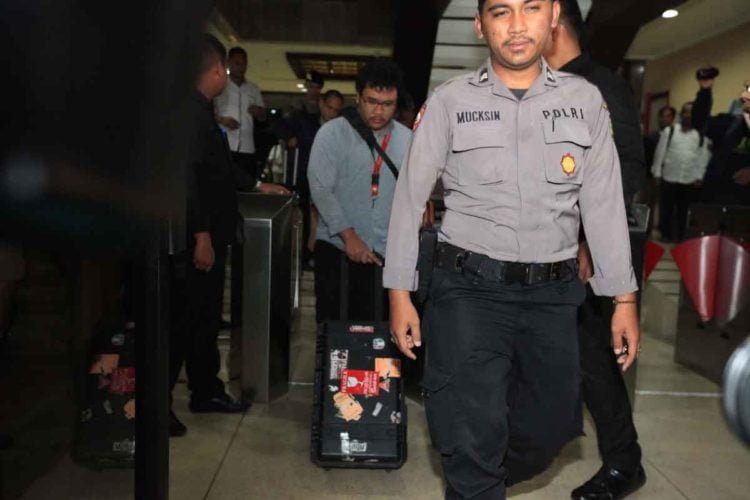 HASIL PENGGELEDAHAN DI KEMENAG. Petugas KPK didampingi aparat kepolisian membawa sejumlah koper seusai menggeledah Gedung Kementerian Agama di Jalan Lapangan Banteng Barat, Jakarta, Senin (18/3). Juru bicara KPK Febri Diansyah mengatakan petugas lembaga antirasuah pada penggeledahan kemarin mengamankan sejumlah dokumen dan uang dari ruangan Menteri Agama Lukman Hakim Saifuddin.
MI/ROMMY PUJIANTO