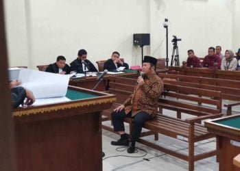 SIDANG LANJUTAN ZAINUDIN HASAN. Bupati Lampung Selatan nonaktif Zainudin Hasan saat sidang di Pengadilan Tipikor Bandar Lampung, Lampung, Senin (18/3). Sidang tersebut beragenda pemeriksaan terdakwa oleh majelis hakim Pengadilan Tipikor Bandar Lampung dan jaksa KPK.
LAMPUNG POST/IKHSAN DWI NUR SATRIO