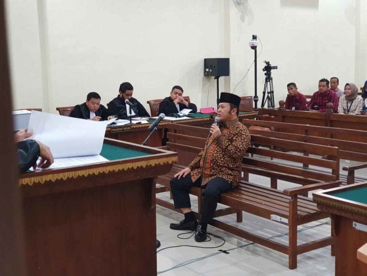 SIDANG LANJUTAN ZAINUDIN HASAN. Bupati Lampung Selatan nonaktif Zainudin Hasan saat sidang di Pengadilan Tipikor Bandar Lampung, Lampung, Senin (18/3). Sidang tersebut beragenda pemeriksaan terdakwa oleh majelis hakim Pengadilan Tipikor Bandar Lampung dan jaksa KPK.
LAMPUNG POST/IKHSAN DWI NUR SATRIO