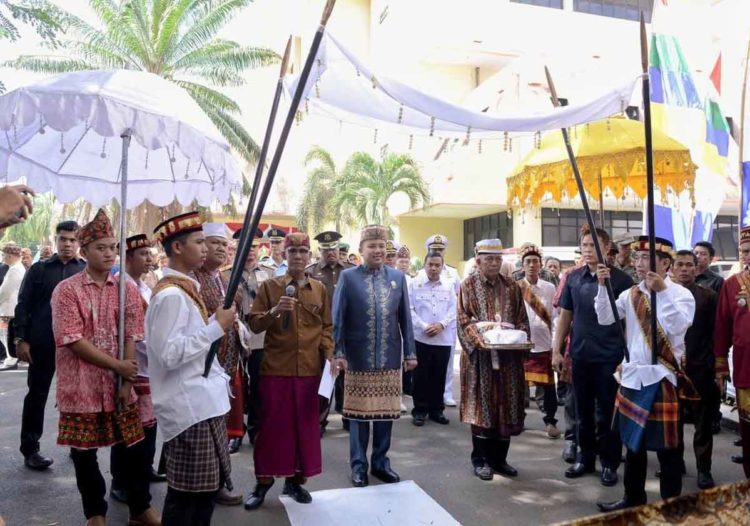HUT KE-55 LAMPUNG. Gubernur Lampung M Ridho Ficardo diarak dengan upacara adat Kanjauan Agung di halaman Pemprov Lampung saat akan menghadiri rapat paripurna istimewa hari jadi ke-55 Provinsi Lampung bertema Lampung maju untuk Indonesia di gedung DPRD Lampung, Senin (18/3).
n DOK MRF
