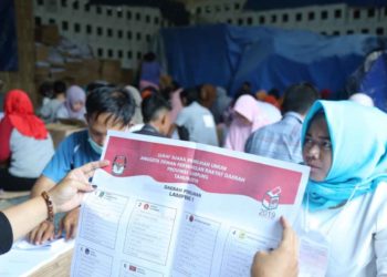 SURAT SUARA. Para pekerja sedang melipat surat suara Pemilihan Umum 2019 di gudang logistik KPU Kota Bandar Lampung di jalan Swadaya Desa Wayhuwi Kecamatan Jati Agung Lampung Selatan, Rabu (13/3).
n LAMPUNG POST/SUKISNO