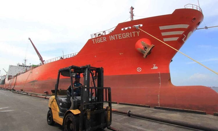 NILAI EKSPOR NON MIGAS DI PELABUHAN DUMAI: Sebuah kapal tanker berbendera asing memuat minyak kelapa sawit (crude palm oil) di pelabuhan PT Pelindo I Dumai di kota Dumai, Riau, Kamis (31/1).
ANTARA FOTO/Aswaddy Hamid
