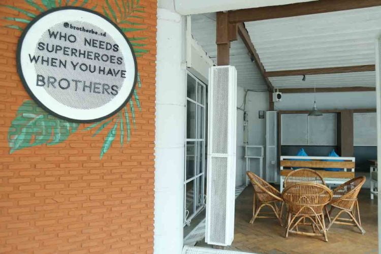 Kenyamanan Kafe Berkonsep Tropis Industrial