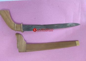 Barang bukti sajam yang dibawa AS, Senin (4/3/2019). (Lampost.co/Ferdi Irwanda)