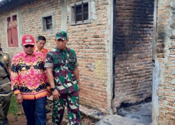 Bupati Lampung Tengah Loekman Djoyosoemerto meninjau kondisi lokasi kerusuhan di Bumiratu Nuban. Foto: Dok