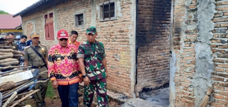Bupati Lampung Tengah Loekman Djoyosoemerto meninjau kondisi lokasi kerusuhan di Bumiratu Nuban. Foto: Dok