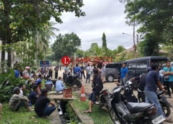 Aksi puluhan warga tuntut PT JJAA di Desa Kotadalam, Kecamatan Sidomulyo, Lampung Selatan. (Foto:Lampost/perdhana)
