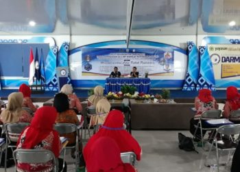 DIKLAT JURNALISTIK. Diklat Jurnalistik yang digelar Persatuan Wartawan Indonesia (PWI) Provinsi Lampung diikuti ratusan guru SD dan SMP di Aula Institut Informatika dan Bisnis (IIB) Darmajaya, Kamis (14/3). (LAMPUNG POST/TRIYADI ISWORO)