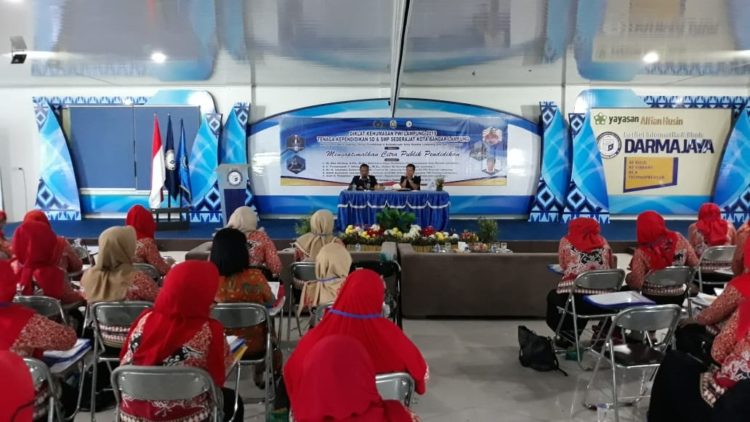 DIKLAT JURNALISTIK. Diklat Jurnalistik yang digelar Persatuan Wartawan Indonesia (PWI) Provinsi Lampung diikuti ratusan guru SD dan SMP di Aula Institut Informatika dan Bisnis (IIB) Darmajaya, Kamis (14/3). (LAMPUNG POST/TRIYADI ISWORO)