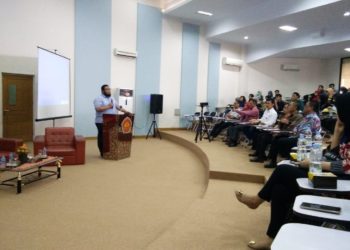 WORKSHOP BERMEDIA SOSIAL. Mahasiswa FISIP Unila mengikuti workshop tentang bermedia sosial di kampus setempat, Sabtu (23/3). Workshop dihadiri oleh Kasubdit Audio Visual dan Medsos Kemenkominfo Dimas Aditya Nugraha. (LAMPUNG POST/FIRMAN LUQMANULHAKIM)