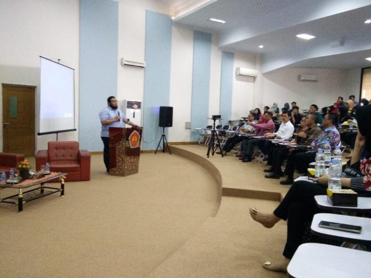 WORKSHOP BERMEDIA SOSIAL. Mahasiswa FISIP Unila mengikuti workshop tentang bermedia sosial di kampus setempat, Sabtu (23/3). Workshop dihadiri oleh Kasubdit Audio Visual dan Medsos Kemenkominfo Dimas Aditya Nugraha. (LAMPUNG POST/FIRMAN LUQMANULHAKIM)