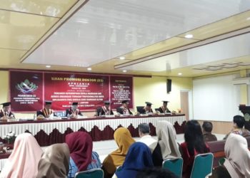 PROMOSI DOKTOR. Mahasiswa S-3 Universitas Islam Negeri Lampung, Aprianis, mengikuti ujian promosi doktor di gedung Pascasarjana UIN Jalan Zainal Abidin Pagaralam, Bandar Lampung, Selasa (26/3). (LAMPUNG POST/TRIYADI ISWORO)