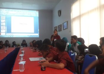 BELAJAR JURNALISTIK. Sebanyak 40 siswa SD Swasta Pabrik Gula Bungamayang, Lampung Utara, belajar jurnalistik ke kantor surat kabar harian umum Lampung Post, Kamis (28/3).  (DOK LAMPUNG POST)