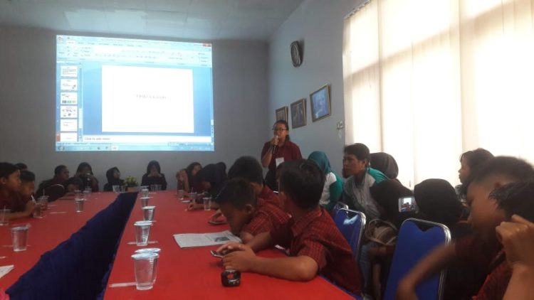 BELAJAR JURNALISTIK. Sebanyak 40 siswa SD Swasta Pabrik Gula Bungamayang, Lampung Utara, belajar jurnalistik ke kantor surat kabar harian umum Lampung Post, Kamis (28/3).  (DOK LAMPUNG POST)