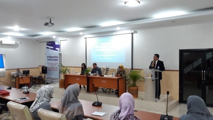KOLABORASI INTERNASIONAL. Suasana pembukaan international short course Fakultas Ekonomi Bisnis (FEB) Unila dengan Aoyama Gakuin University di Gedung D101 FEB Unila, Senin (4/3). (LAMPUNG POST/TRIYADI ISWORO)