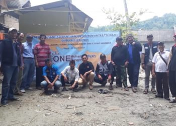 BERI BANTUAN. Perwakilan Muhammadiyah Dissaster Management Center (MDMC) PWM Lampung bekerja sama dengan Sunda Ngumbara, dan Terate Cepat Tanggap Persaudaraan Setia Hati Terate Indonesia bersama warga Pulau Legundi, saat memberikan bantuan, Kamis (7/3). (ISTIMEWA)