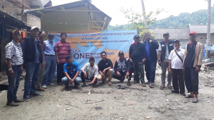 BERI BANTUAN. Perwakilan Muhammadiyah Dissaster Management Center (MDMC) PWM Lampung bekerja sama dengan Sunda Ngumbara, dan Terate Cepat Tanggap Persaudaraan Setia Hati Terate Indonesia bersama warga Pulau Legundi, saat memberikan bantuan, Kamis (7/3). (ISTIMEWA)