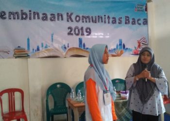 KOMUNITAS BACA. Kepala Kantor Bahasa Provinsi Lampung Yanti Riswara berdialog dengan seoranh siswa dalam acara pembinaan komunitas baca di Lampung Tengah, Jumat (22/3).  (ISTIMEWA)