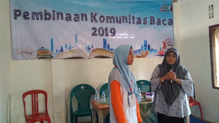 KOMUNITAS BACA. Kepala Kantor Bahasa Provinsi Lampung Yanti Riswara berdialog dengan seoranh siswa dalam acara pembinaan komunitas baca di Lampung Tengah, Jumat (22/3).  (ISTIMEWA)