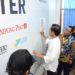 SEMBOYAN ANTIHOAKS. Presiden Joko Widodo menandatangani banner semboyan antihoaks milik surat kabar harian umum Lampung Post di ruang redaksi lantai 2 didampingi Pemimpin Redaksi Lampung Post Iskandar Zulkarnain, Jumat (8/3). (LAMPUNG POST/HENDRIVAN GUMALA)