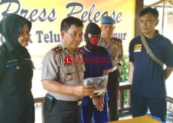 Kapolsek Telukbetung Timur Kompol Faisol, saat menunjukan barang bukti, dan pelaku penganiayaan terhadap istri. (Foto:Lampost/Asrul).