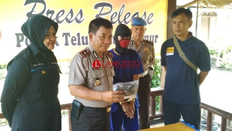 Kapolsek Telukbetung Timur Kompol Faisol, saat menunjukan barang bukti, dan pelaku penganiayaan terhadap istri. (Foto:Lampost/Asrul).