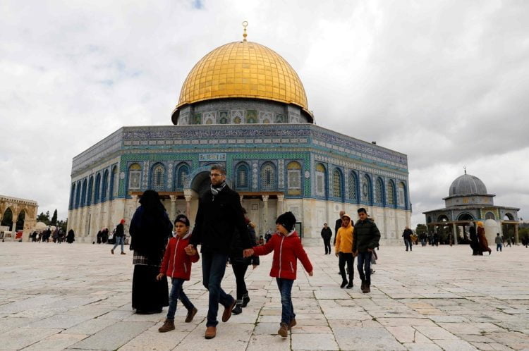 Palestinian Muslim worshippers walk past the Dome of the Rock mosque, situated in the al-Aqsa mosque compound in Jerusalem's old city on March 1, 2019, before friday noon prayer. - The religious site is located in east Jerusalem, occupied by Israel in the 1967 Six-Day War and later annexed in a move never recognised by the international community. Access was closed by an Israeli court order in 2003 during the second Palestinian intifada over alleged militant activity there, police say, but Waqf officials have argued that the organisation that prompted the ban no longer exists. (Photo by AHMAD GHARABLI / AFP)