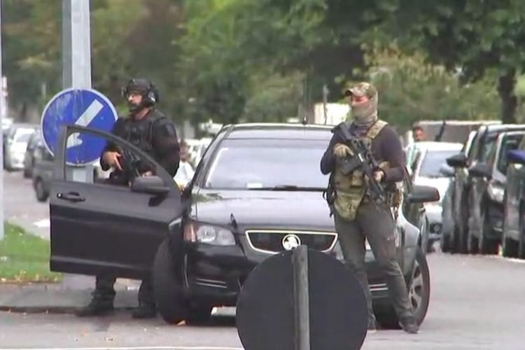 Pihak keamanan Selandia Baru tiba di masjid di Christchurch yang diserang teroris. (Foto: AFP).