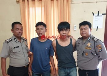 Kedua pelaku pencurian saat diamankan petugas, Jumat (1/3/2019). (Lampost/Ferdi Irwanda)