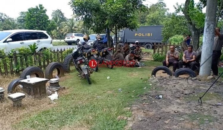 Sejumlah personel kepolisian berjaga di wilayah kerusuhan warga di Bumiratu Nuban. Foto: Dok
