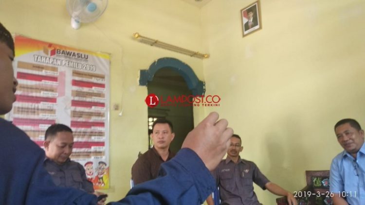 Ketua Bawaslu Midiyan (baju biru) dan kedua komisioner Bawaslu kabupaten Tubaba, saat menerima kunjungan kerja Tim Masyarakat dan Pers Pemantau Pemilu, di kantor Bawaslu beberapa waktu lalu.
