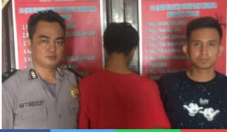 Tersangka IHR (baju merah) yang ditangkap petugas karena diduga menyalahgunaan narkoba jenis sabu. (Foto Dok. Polres Lamtim)