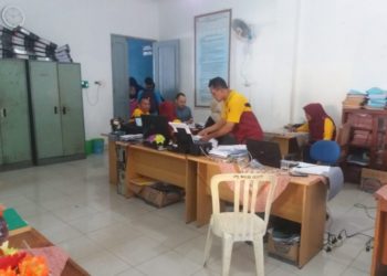 Tampak Pegawai BKPSDM Lampura sibuk membagikan undangan kepada peserta yang lolos perekrutan CPNSD 2018 lalu karena akan dibagikan secara simbolis awal pekan mendatang, Jumat (29/3/2019). Lampung Post/Fajar Nofitra