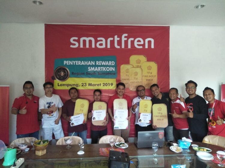 SMARTFREN SERAHKAN SMARTKOIN. Manajemen PT. Smartfren Telecom berfoto bersama dengan mitra outlet yang mendapatkan Smartkoin, Sabtu (23/3).DOK. SMARTFREN
